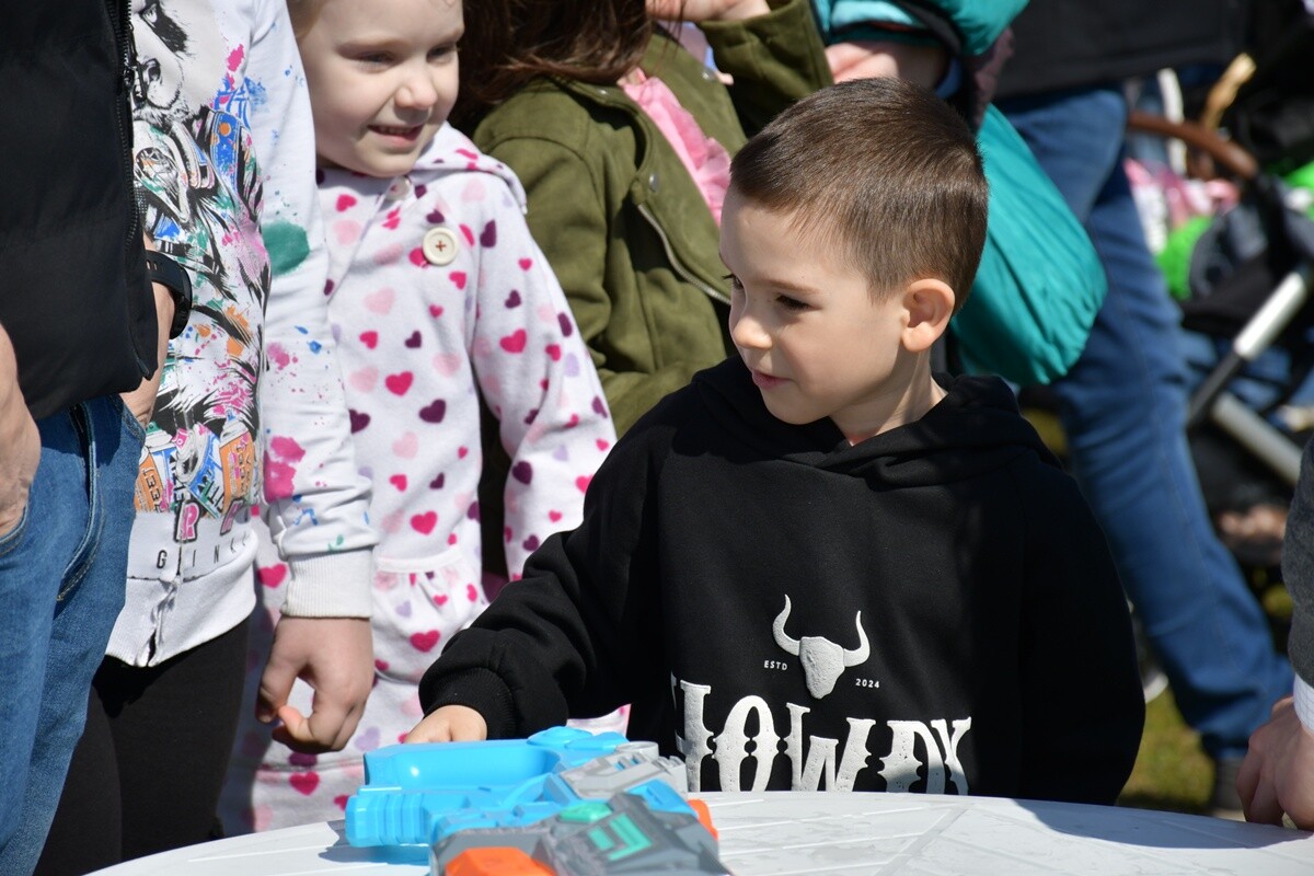 Tłumy dzieci na wielkanocnych poszukiwaniach jajek w Rudzie Śląskiej.