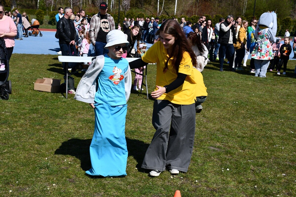 Tłumy dzieci na wielkanocnych poszukiwaniach jajek w Rudzie Śląskiej.