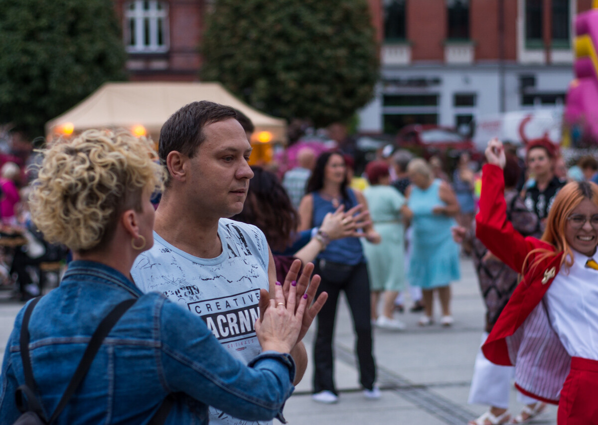 Na rynku w Nowym Bytomiu znów pojawił się roztańczony tłum. Mieszkańcy naszego miasta z ochotą bawili się do wakacyjnych rytmów. Mamy to na zdjęciach!