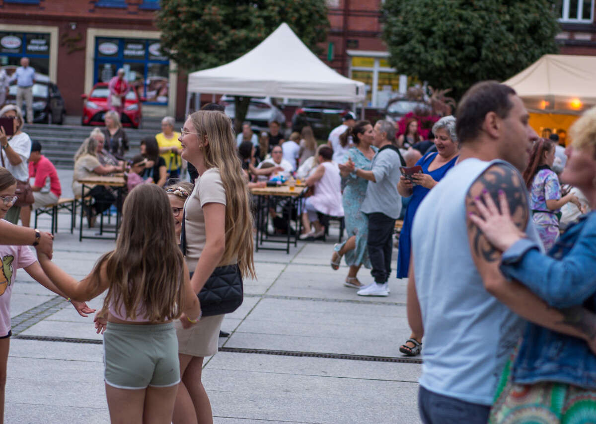 Na rynku w Nowym Bytomiu znów pojawił się roztańczony tłum. Mieszkańcy naszego miasta z ochotą bawili się do wakacyjnych rytmów. Mamy to na zdjęciach!