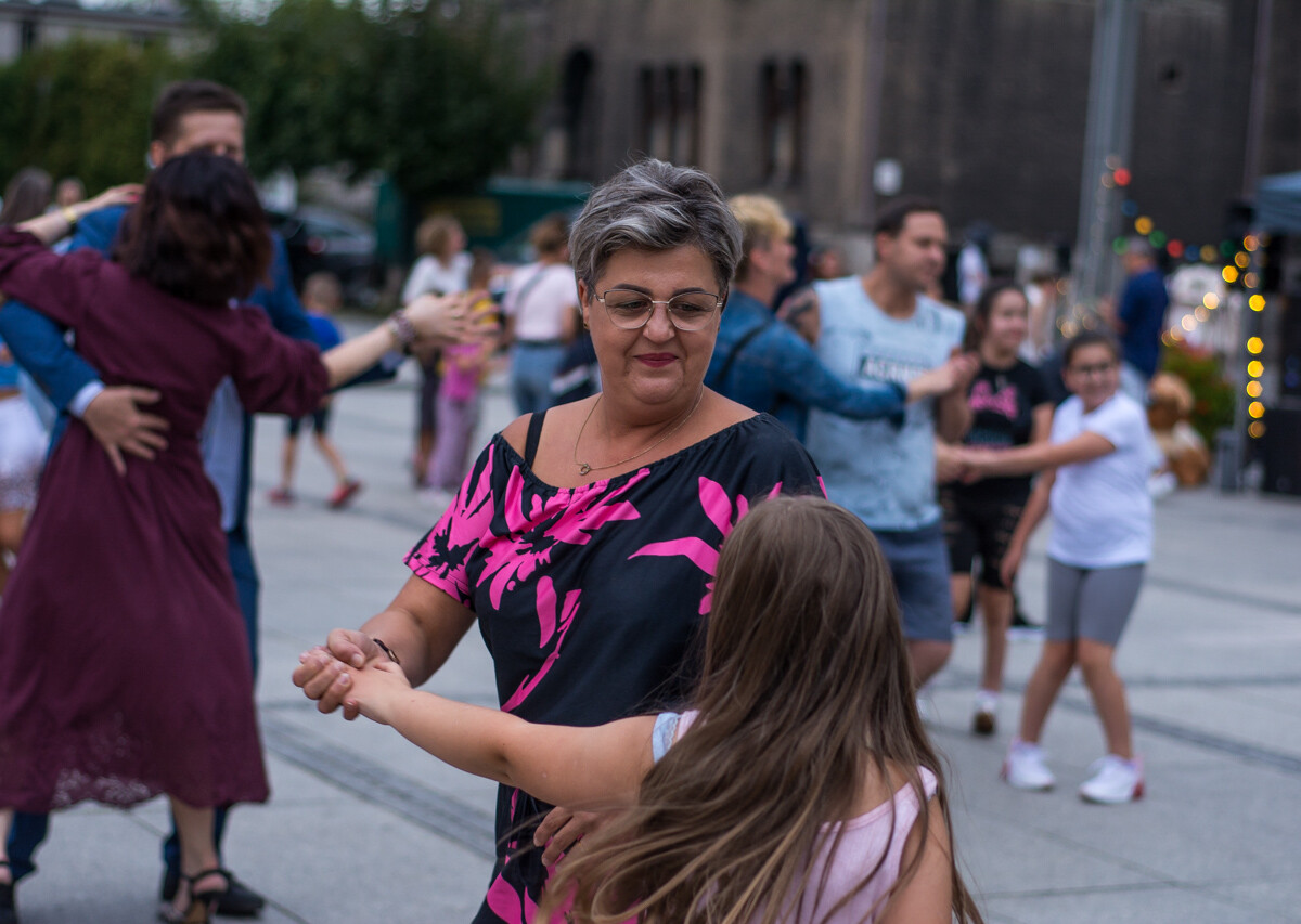 Na rynku w Nowym Bytomiu znów pojawił się roztańczony tłum. Mieszkańcy naszego miasta z ochotą bawili się do wakacyjnych rytmów. Mamy to na zdjęciach!