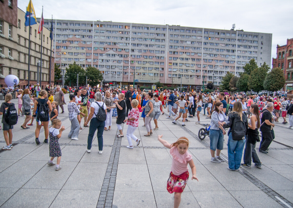 Na rynku w Nowym Bytomiu znów pojawił się roztańczony tłum. Mieszkańcy naszego miasta z ochotą bawili się do wakacyjnych rytmów. Mamy to na zdjęciach!