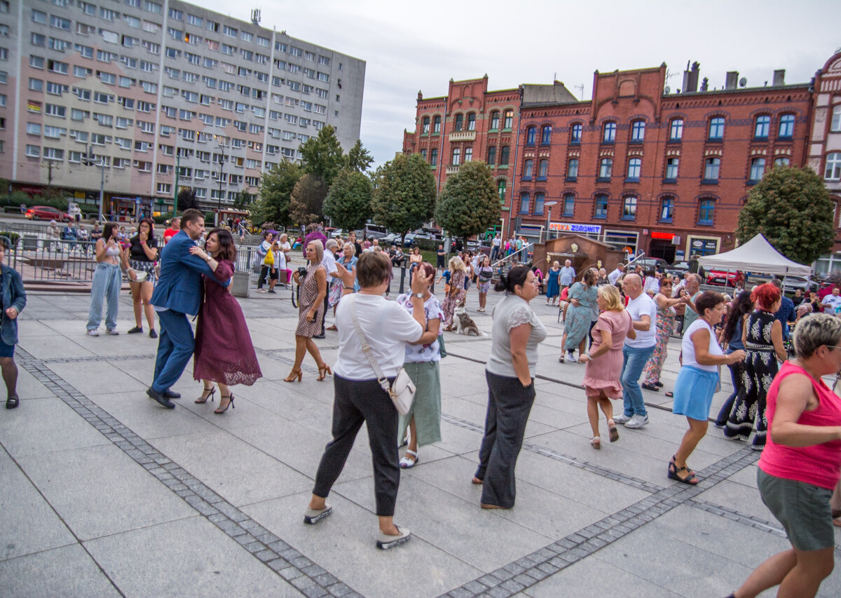 Na rynku w Nowym Bytomiu znów pojawił się roztańczony tłum. Mieszkańcy naszego miasta z ochotą bawili się do wakacyjnych rytmów. Mamy to na zdjęciach!