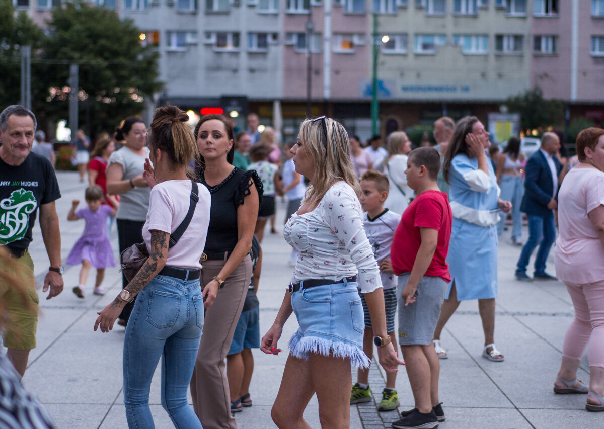 Na rynku w Nowym Bytomiu znów pojawił się roztańczony tłum. Mieszkańcy naszego miasta z ochotą bawili się do wakacyjnych rytmów. Mamy to na zdjęciach!