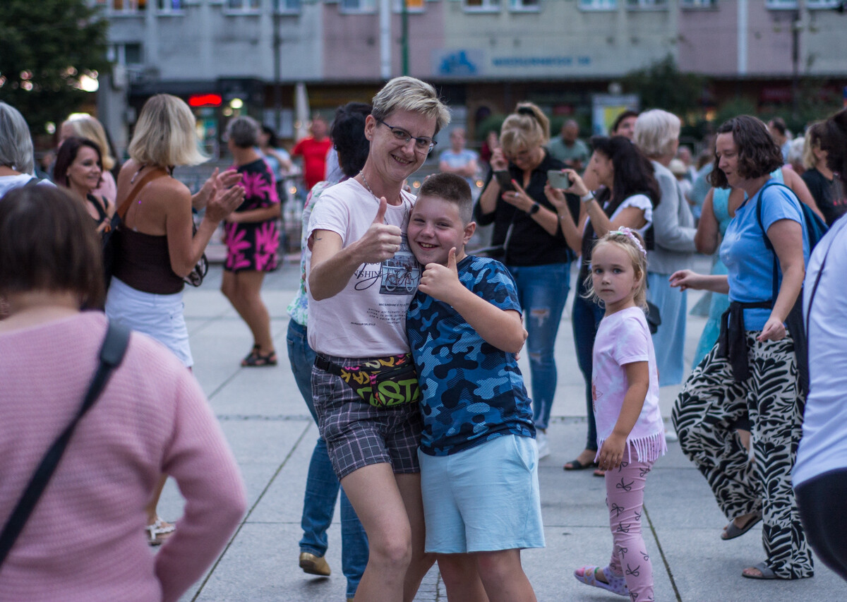 Na rynku w Nowym Bytomiu znów pojawił się roztańczony tłum. Mieszkańcy naszego miasta z ochotą bawili się do wakacyjnych rytmów. Mamy to na zdjęciach!