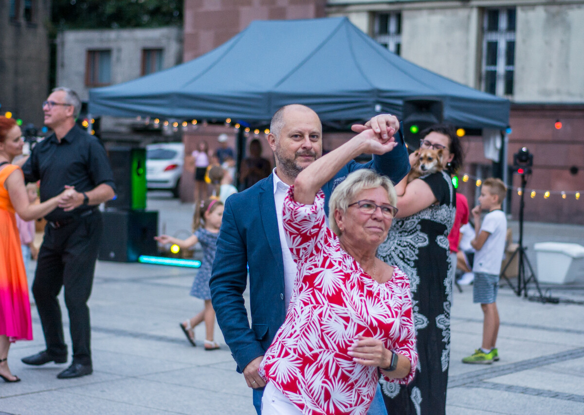 Na rynku w Nowym Bytomiu znów pojawił się roztańczony tłum. Mieszkańcy naszego miasta z ochotą bawili się do wakacyjnych rytmów. Mamy to na zdjęciach!