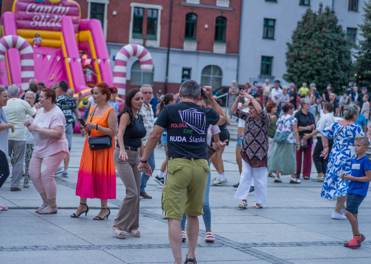 Na rynku w Nowym Bytomiu znów pojawił się roztańczony tłum. Mieszkańcy naszego miasta z ochotą bawili się do wakacyjnych rytmów. Mamy to na zdjęciach!