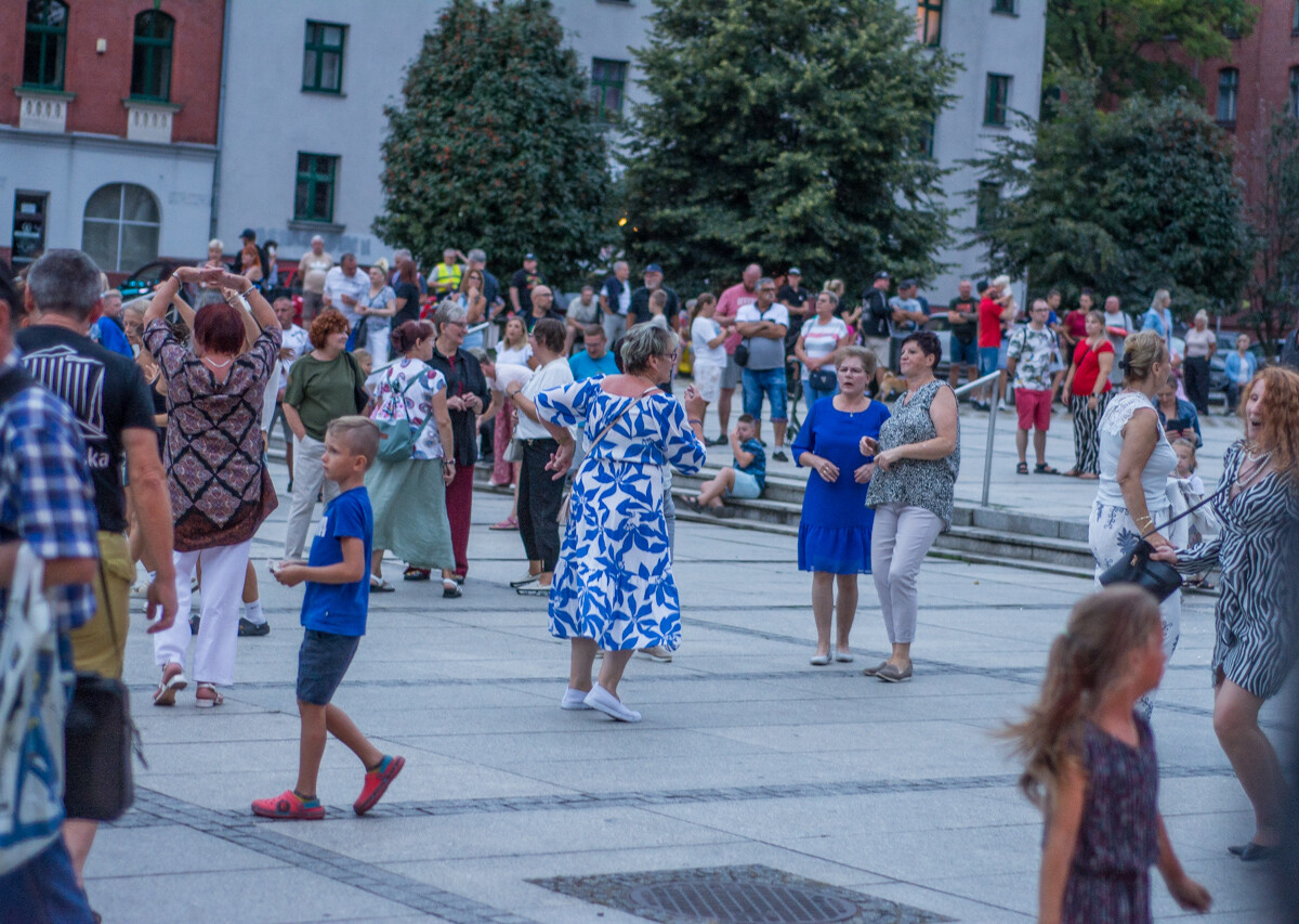 Na rynku w Nowym Bytomiu znów pojawił się roztańczony tłum. Mieszkańcy naszego miasta z ochotą bawili się do wakacyjnych rytmów. Mamy to na zdjęciach!