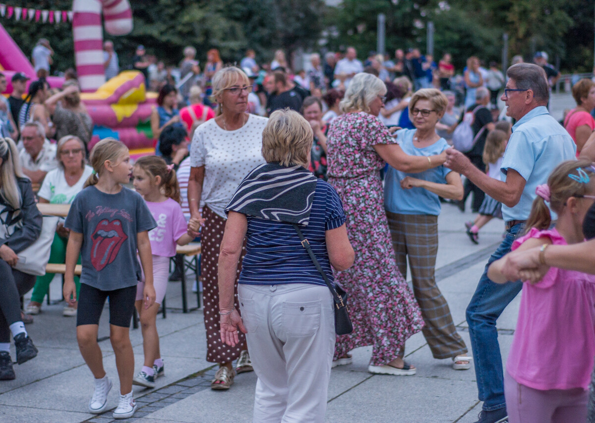 Na rynku w Nowym Bytomiu znów pojawił się roztańczony tłum. Mieszkańcy naszego miasta z ochotą bawili się do wakacyjnych rytmów. Mamy to na zdjęciach!
