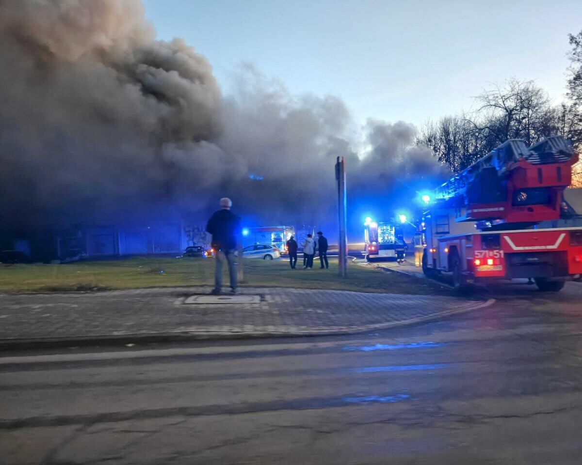 Pożar pawilonu handlowego w Rudzie Śląskiej, gdzie mieszczą się firmy Tekstylowo i Biga / fot.czytelników