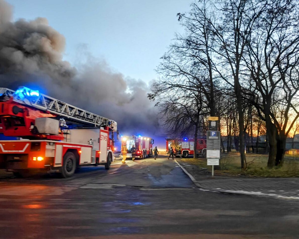 Pożar pawilonu handlowego w Rudzie Śląskiej, gdzie mieszczą się firmy Tekstylowo i Biga / fot.czytelników