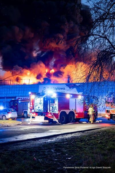 Pożar pawilonu handlowego w Rudzie Śląskiej, gdzie mieszczą się firmy Tekstylowo i Biga / fot. PSP Ruda Śląska