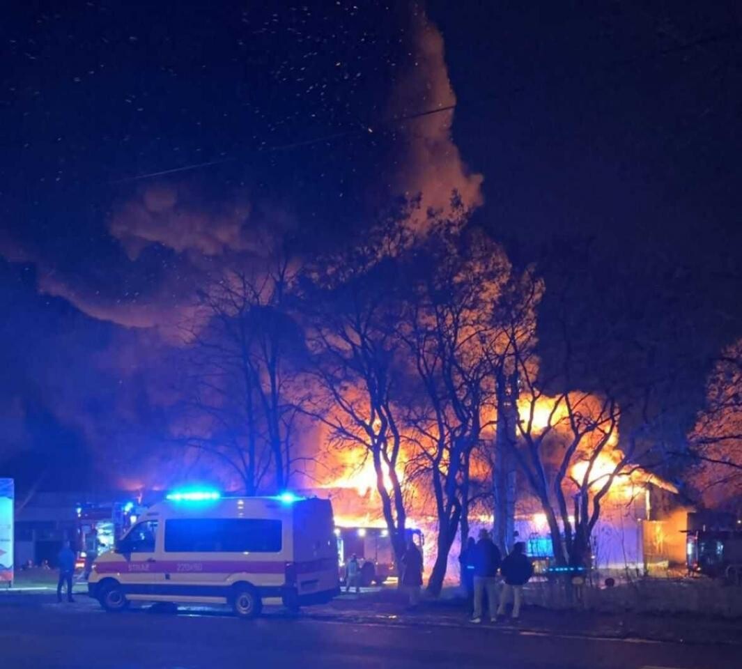 Pożar pawilonu handlowego w Rudzie Śląskiej, gdzie mieszczą się firmy Tekstylowo i Biga / fot. czytelnik