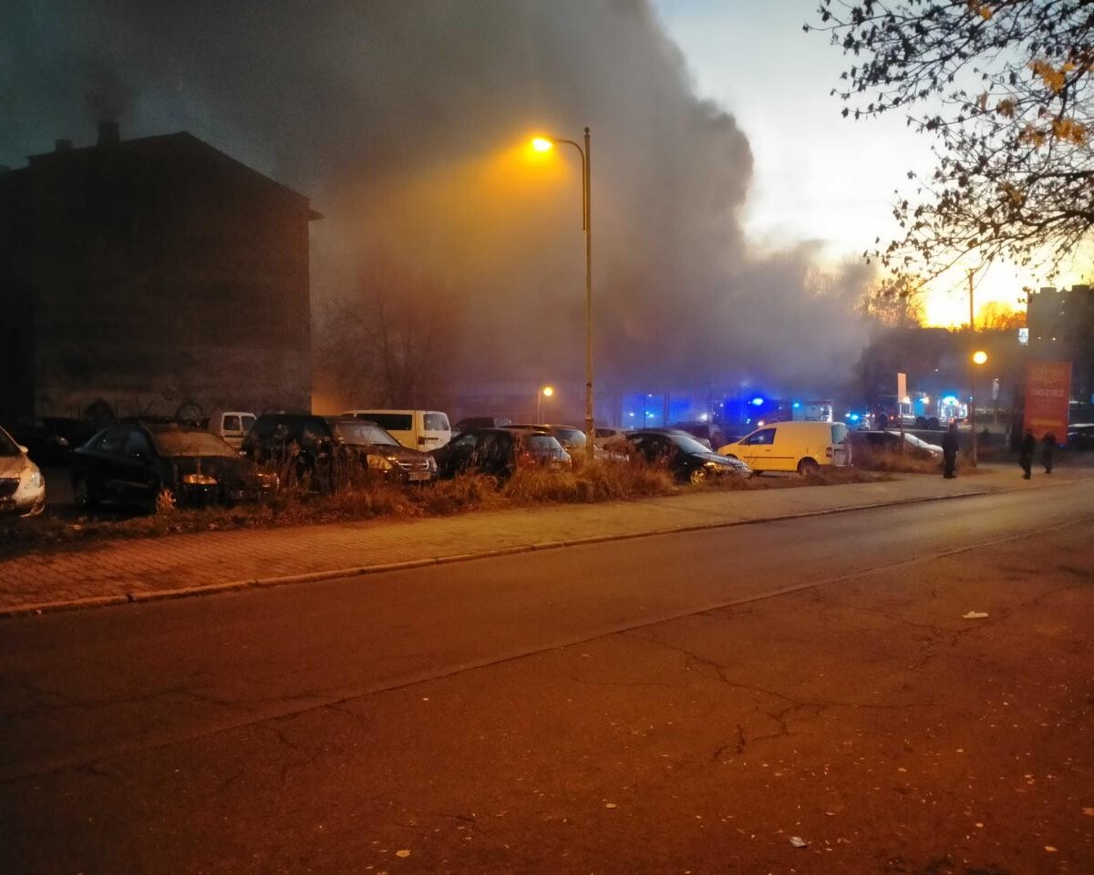 Pożar pawilonu handlowego w Rudzie Śląskiej, gdzie mieszczą się firmy Tekstylowo i Biga / fot.czytelników