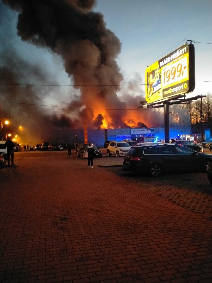Pożar pawilonu handlowego w Rudzie Śląskiej, gdzie mieszczą się firmy Tekstylowo i Biga / fot.czytelników