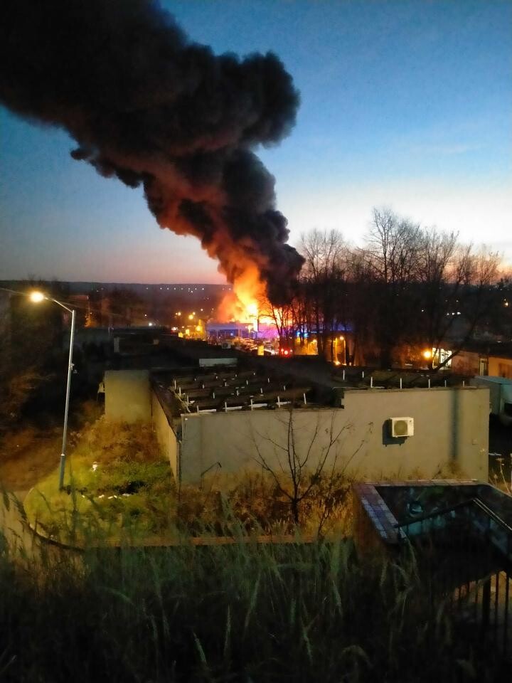 Pożar pawilonu handlowego w Rudzie Śląskiej, gdzie mieszczą się firmy Tekstylowo i Biga / fot.czytelników