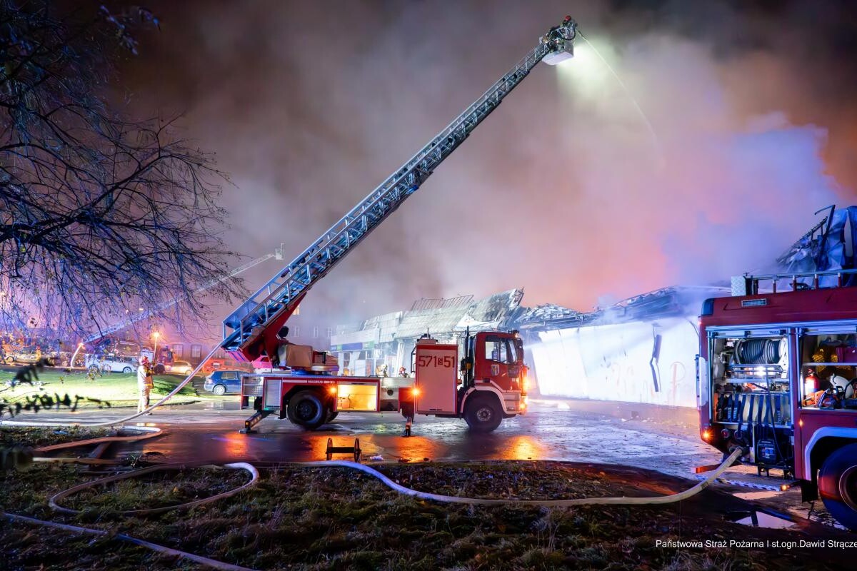 Pożar pawilonu handlowego w Rudzie Śląskiej, gdzie mieszczą się firmy Tekstylowo i Biga / fot.Dawid Strączek