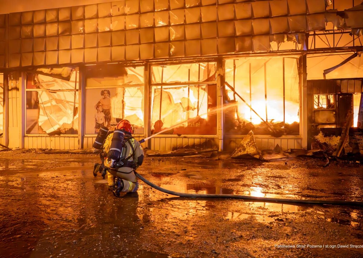 Pożar pawilonu handlowego w Rudzie Śląskiej, gdzie mieszczą się firmy Tekstylowo i Biga / fot.Dawid Strączek