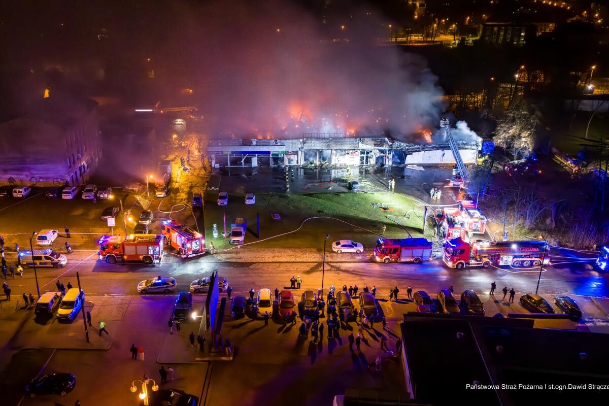 Pożar pawilonu handlowego w Rudzie Śląskiej, gdzie mieszczą się firmy Tekstylowo i Biga / fot.Dawid Strączek