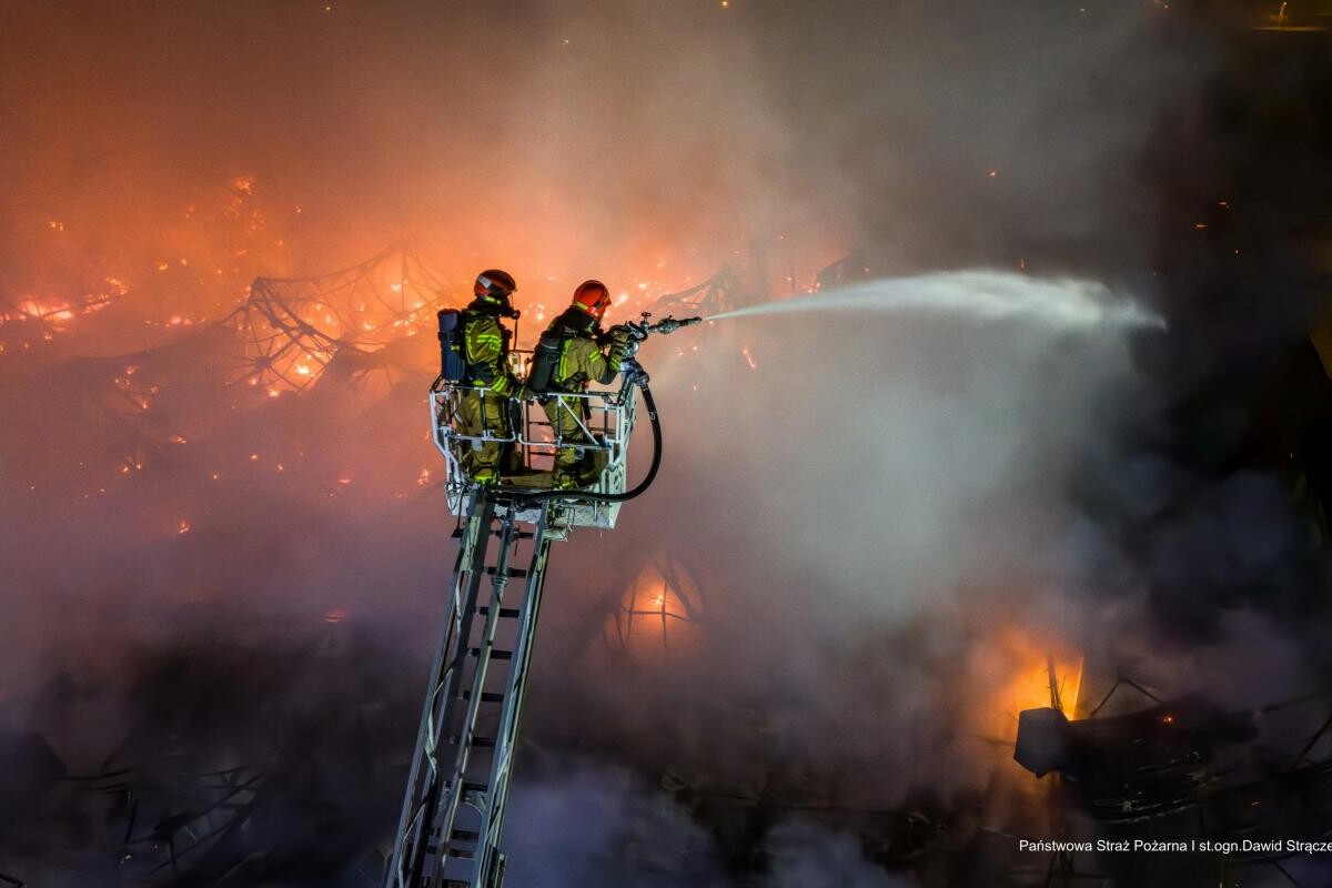 Pożar pawilonu handlowego w Rudzie Śląskiej, gdzie mieszczą się firmy Tekstylowo i Biga / fot.Dawid Strączek