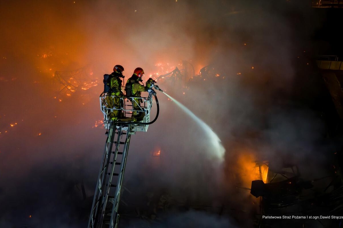 Pożar pawilonu handlowego w Rudzie Śląskiej, gdzie mieszczą się firmy Tekstylowo i Biga / fot.Dawid Strączek