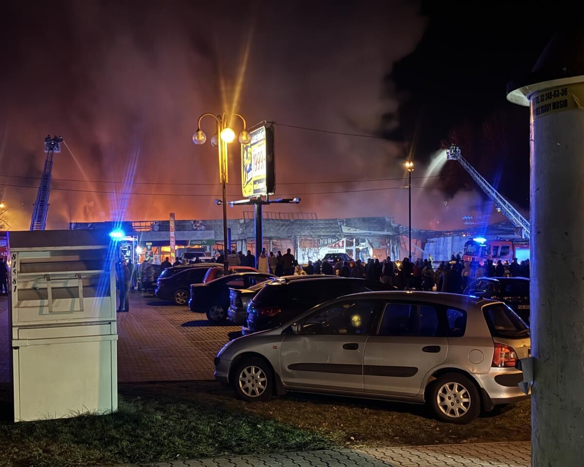 Pożar pawilonu handlowego w Rudzie Śląskiej, gdzie mieszczą się firmy Tekstylowo i Biga / fot. Karol P