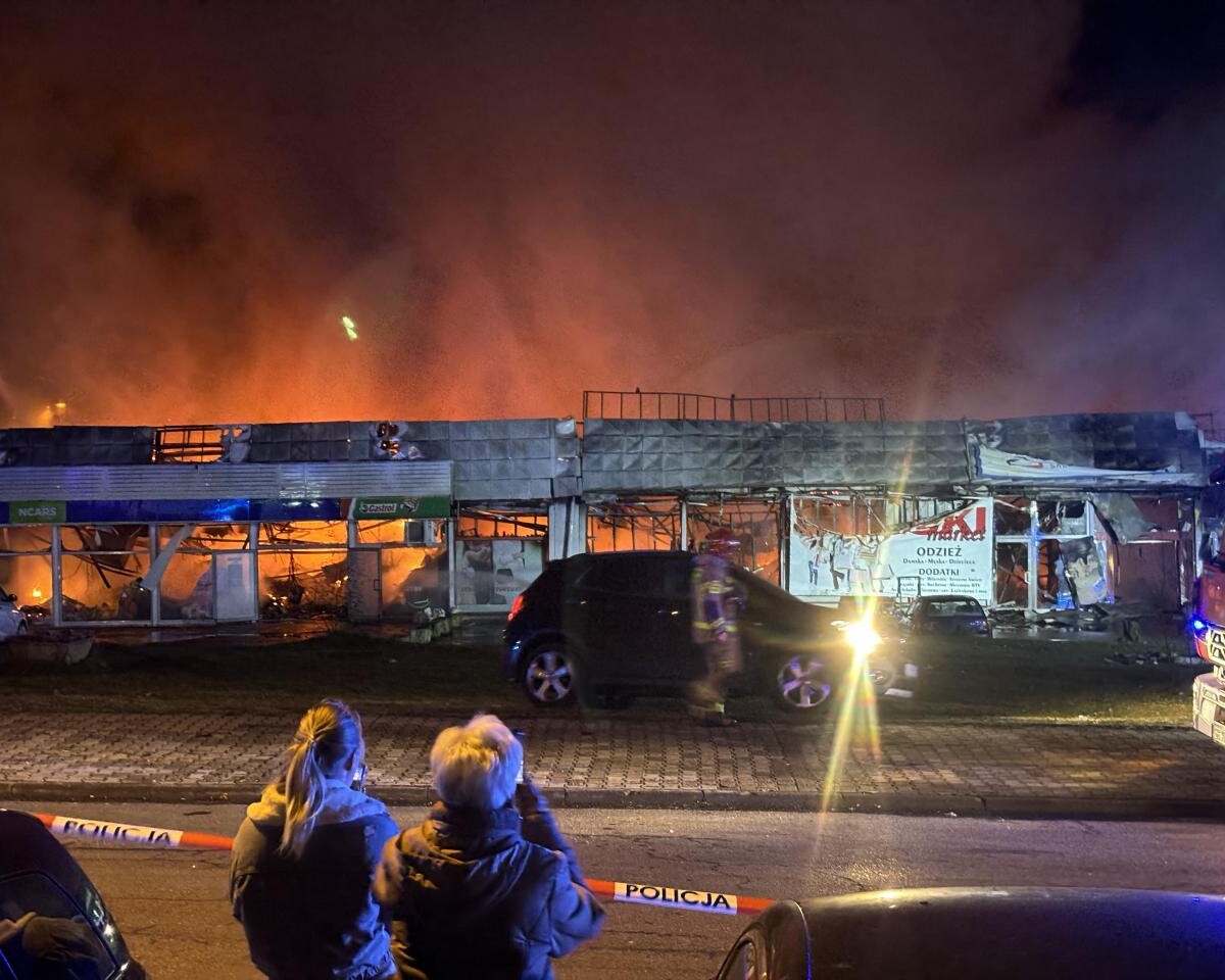 Pożar pawilonu handlowego w Rudzie Śląskiej, gdzie mieszczą się firmy Tekstylowo i Biga / fot. Karol P