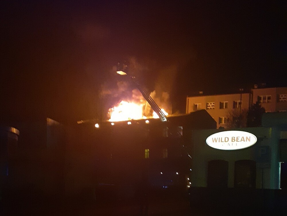 Dzisiaj po 4 rano na poddaszu kamienicy przy ulicy Krasińskiego wybuchł pożar. Z budynku zostały ewakuowane 23 osoby w tym dzieci. Na szczęście nikt nie ucierpiał w tym zdarzeniu.