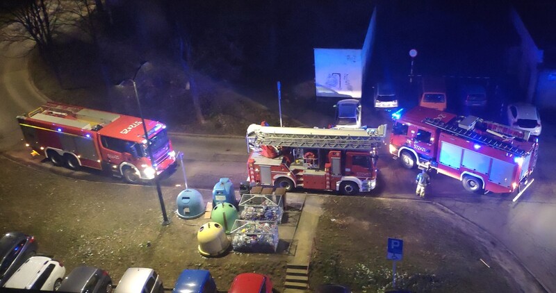 Pożar w piwnicy budynku przy ul. Paderewskiego. Interweniowało 6 zastępów straży pożarnej