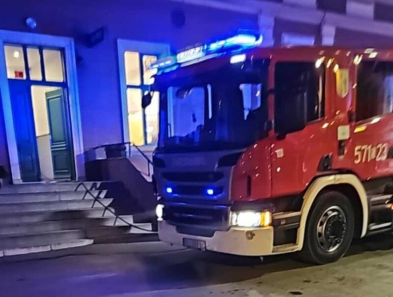 Pożar w piwnicy pod restauracją w Rudzie Śląskiej. Strażacy gasili płonące kontenery