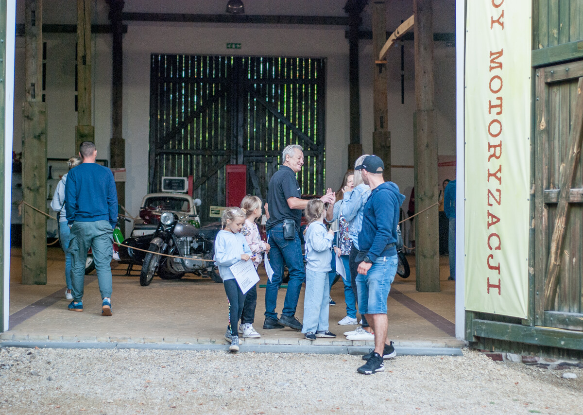 Działo się, oj działo w sobotę w Muzeum PRL-u. Udało nam się dotrzeć w godzinach popołudniowych, aby sfotografować ich ekspozycję oraz świetny zlot zabytkowych samochodów.
