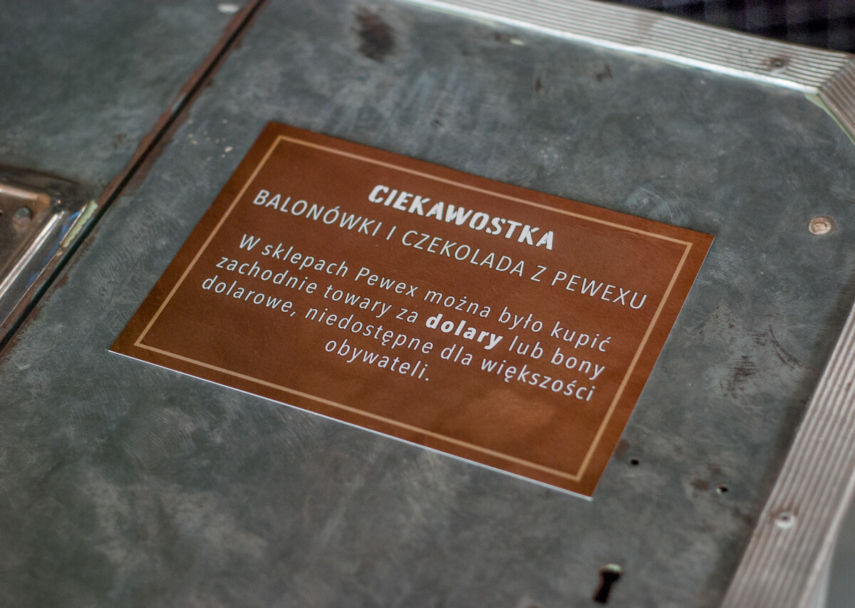 Działo się, oj działo w sobotę w Muzeum PRL-u. Udało nam się dotrzeć w godzinach popołudniowych, aby sfotografować ich ekspozycję oraz świetny zlot zabytkowych samochodów.