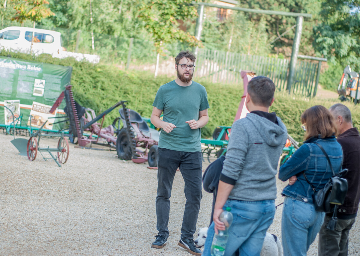Działo się, oj działo w sobotę w Muzeum PRL-u. Udało nam się dotrzeć w godzinach popołudniowych, aby sfotografować ich ekspozycję oraz świetny zlot zabytkowych samochodów.
