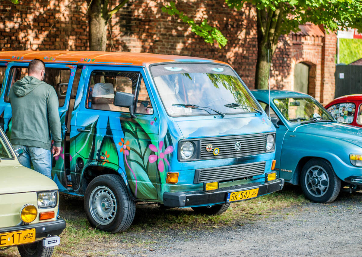 Działo się, oj działo w sobotę w Muzeum PRL-u. Udało nam się dotrzeć w godzinach popołudniowych, aby sfotografować ich ekspozycję oraz świetny zlot zabytkowych samochodów.