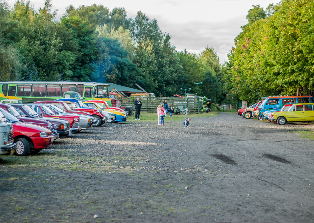 Działo się, oj działo w sobotę w Muzeum PRL-u. Udało nam się dotrzeć w godzinach popołudniowych, aby sfotografować ich ekspozycję oraz świetny zlot zabytkowych samochodów.