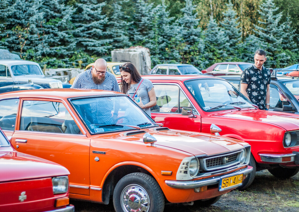 Działo się, oj działo w sobotę w Muzeum PRL-u. Udało nam się dotrzeć w godzinach popołudniowych, aby sfotografować ich ekspozycję oraz świetny zlot zabytkowych samochodów.