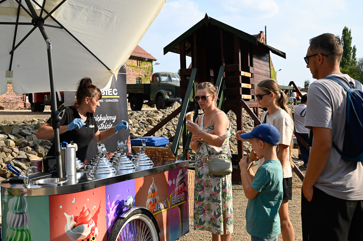 7 września w Muzeum Historii Polski Ludowej odbyła się impreza z okazji końca lata, połączona ze zlotem pojazdów minionej epoki. / fot. Magdalena Ruda