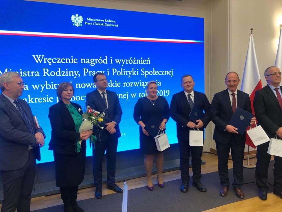 Pracownicy Ośrodka Pomocy Społecznej w Rudzie Śląskiej wyróżnieni przez Ministra Rodziny, Pracy i Polityki Społecznej! Dyrektor Krystian Morys, a także Urszula Cłapka i Fabian Szajor otrzymali list gratulacyjny za wybitne, nowatorskie rozwiązania w zakresie pomocy społecznej w roku 2019.