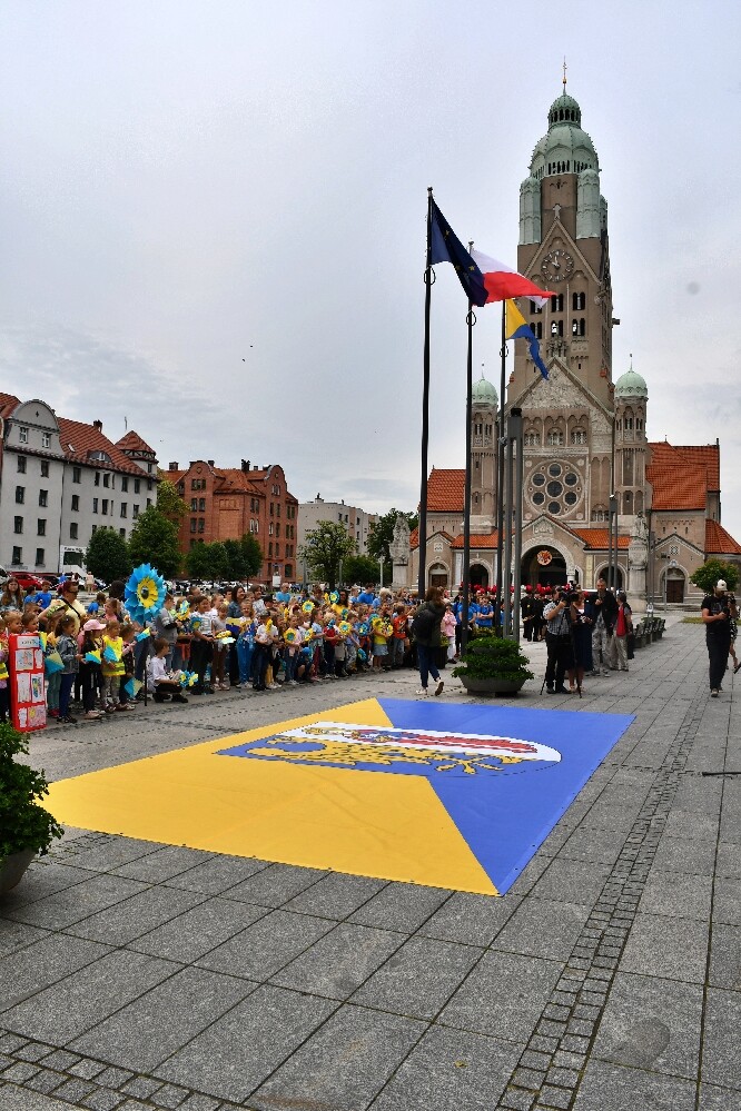 Dzisiaj o godz. 12.00 na placu Jana Pawła II odbyła się uroczysta premiera hejnału Rudy Śląskiej. Wykonał go autor – Łukasz Rudnik, rudzianin, który na co dzień jest hejnalistą na wieży Mariackiej w Krakowie.

fot. Jacek Knapik