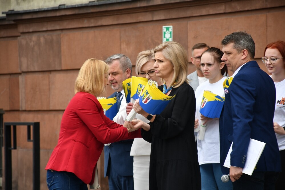 Dzisiaj o godz. 12.00 na placu Jana Pawła II odbyła się uroczysta premiera hejnału Rudy Śląskiej. Wykonał go autor – Łukasz Rudnik, rudzianin, który na co dzień jest hejnalistą na wieży Mariackiej w Krakowie.

fot. Jacek Knapik