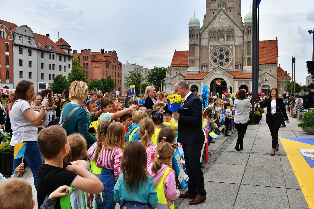 Dzisiaj o godz. 12.00 na placu Jana Pawła II odbyła się uroczysta premiera hejnału Rudy Śląskiej. Wykonał go autor – Łukasz Rudnik, rudzianin, który na co dzień jest hejnalistą na wieży Mariackiej w Krakowie.

fot. Jacek Knapik