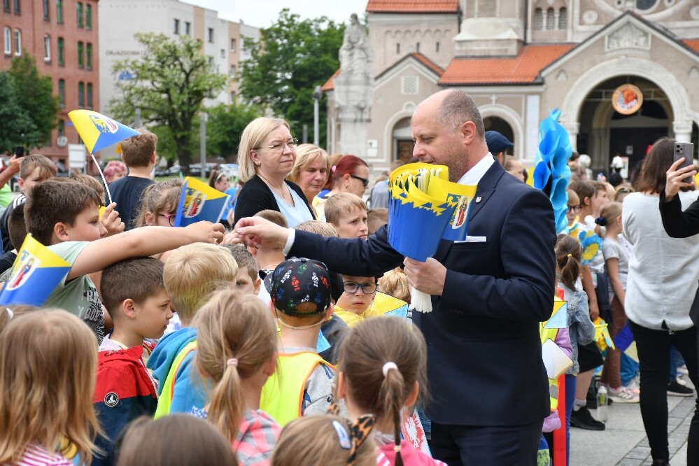 Dzisiaj o godz. 12.00 na placu Jana Pawła II odbyła się uroczysta premiera hejnału Rudy Śląskiej. Wykonał go autor – Łukasz Rudnik, rudzianin, który na co dzień jest hejnalistą na wieży Mariackiej w Krakowie.

fot. Jacek Knapik