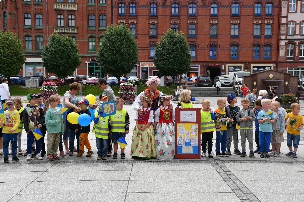 Dzisiaj o godz. 12.00 na placu Jana Pawła II odbyła się uroczysta premiera hejnału Rudy Śląskiej. Wykonał go autor – Łukasz Rudnik, rudzianin, który na co dzień jest hejnalistą na wieży Mariackiej w Krakowie.

fot. Jacek Knapik