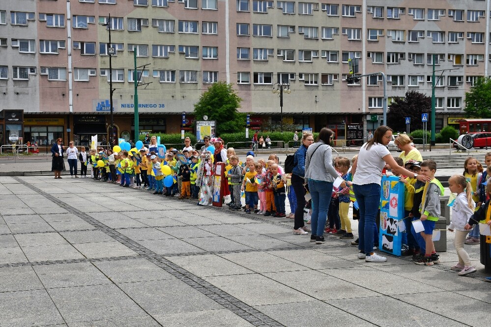Dzisiaj o godz. 12.00 na placu Jana Pawła II odbyła się uroczysta premiera hejnału Rudy Śląskiej. Wykonał go autor – Łukasz Rudnik, rudzianin, który na co dzień jest hejnalistą na wieży Mariackiej w Krakowie.

fot. Jacek Knapik