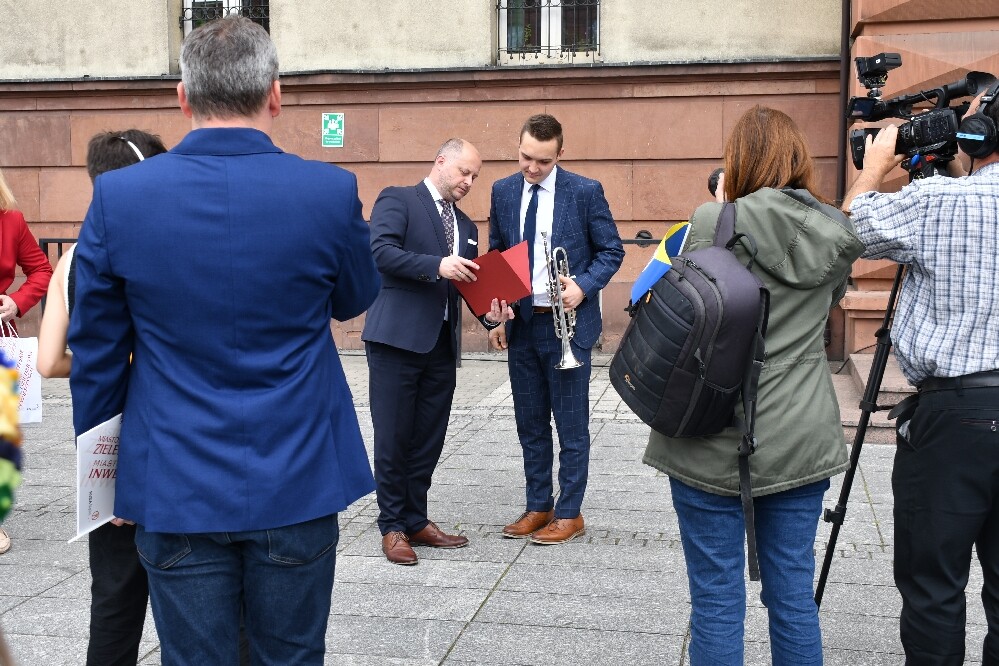 Dzisiaj o godz. 12.00 na placu Jana Pawła II odbyła się uroczysta premiera hejnału Rudy Śląskiej. Wykonał go autor – Łukasz Rudnik, rudzianin, który na co dzień jest hejnalistą na wieży Mariackiej w Krakowie.

fot. Jacek Knapik