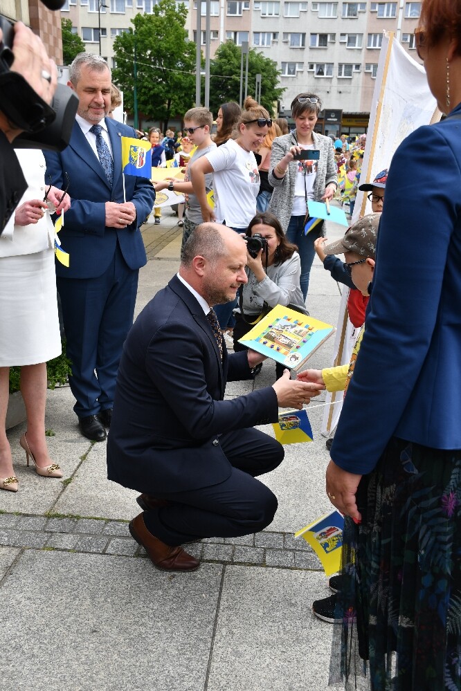 Dzisiaj o godz. 12.00 na placu Jana Pawła II odbyła się uroczysta premiera hejnału Rudy Śląskiej. Wykonał go autor – Łukasz Rudnik, rudzianin, który na co dzień jest hejnalistą na wieży Mariackiej w Krakowie.

fot. Jacek Knapik