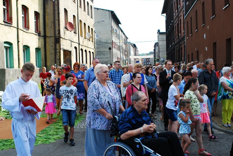 Procesja Bożego Ciała w świetochłowickich Lipinach: 20 czerwca, po uroczystej mszy świętej odprawionej w kościele św. Augustyna ulicami Lipin przeszła barwna procesja Bożego Ciała. Wzięły w niej udział prawdziwe tłumy! Tutejsza uroczystość ma wyjątkowy charakter, ponieważ mieszkańcy ubierają się w tradycyjne stroje regionalne.
