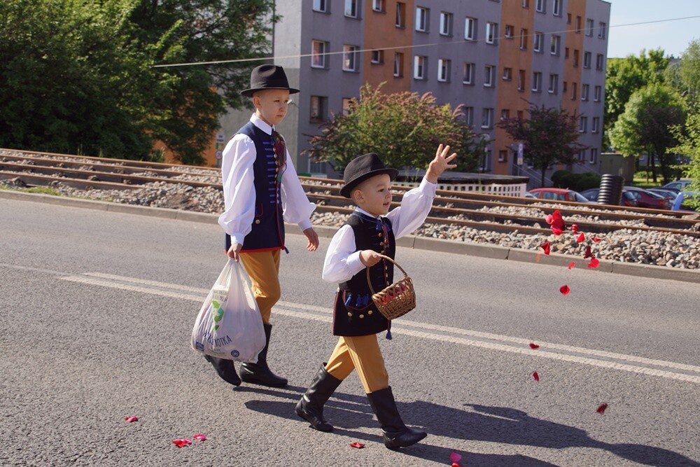 Jak co roku w Lipinach odbyła się procesja Bożego Ciała w tradycyjnych śląskich strojach. W tym roku dopisała pogoda i było bardzo dużo osób.