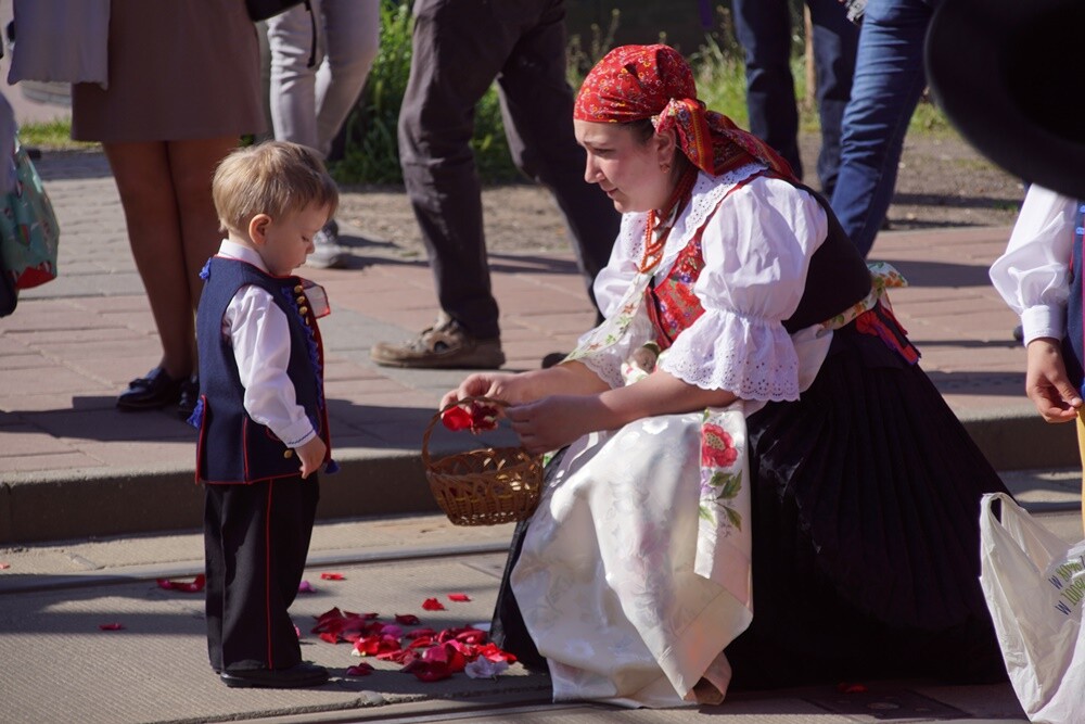 Jak co roku w Lipinach odbyła się procesja Bożego Ciała w tradycyjnych śląskich strojach. W tym roku dopisała pogoda i było bardzo dużo osób.