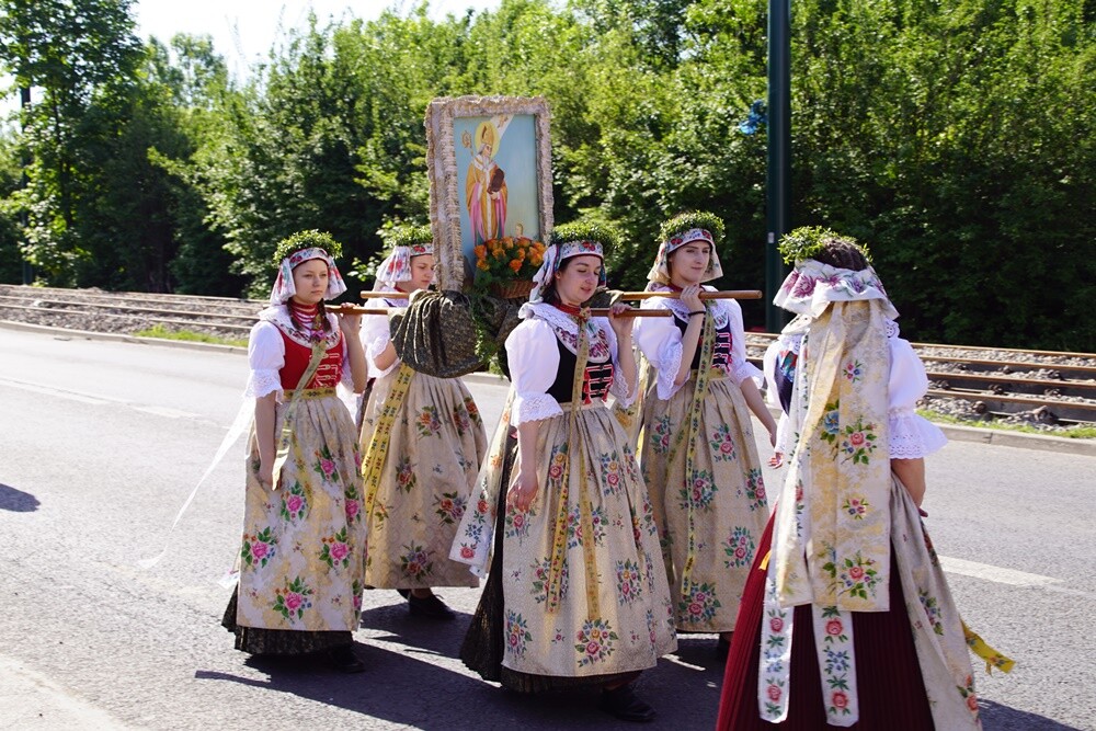 Jak co roku w Lipinach odbyła się procesja Bożego Ciała w tradycyjnych śląskich strojach. W tym roku dopisała pogoda i było bardzo dużo osób.